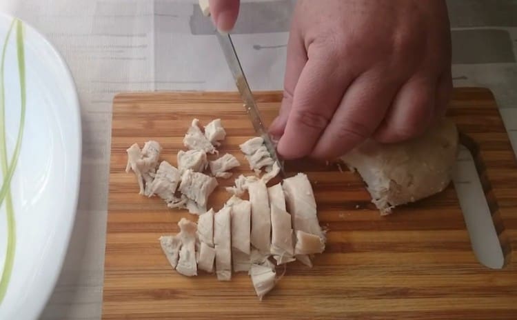 Couper le filet de poulet au safran en dés.