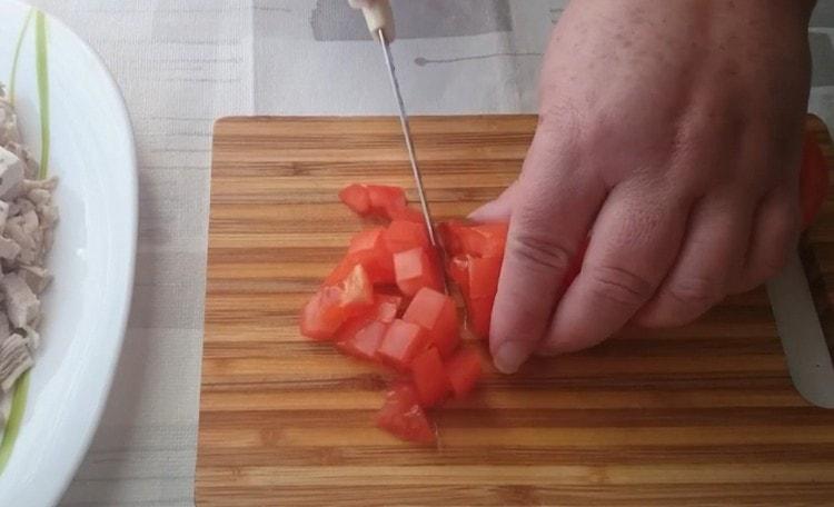 izrezati svježu rajčicu u istu kocku.