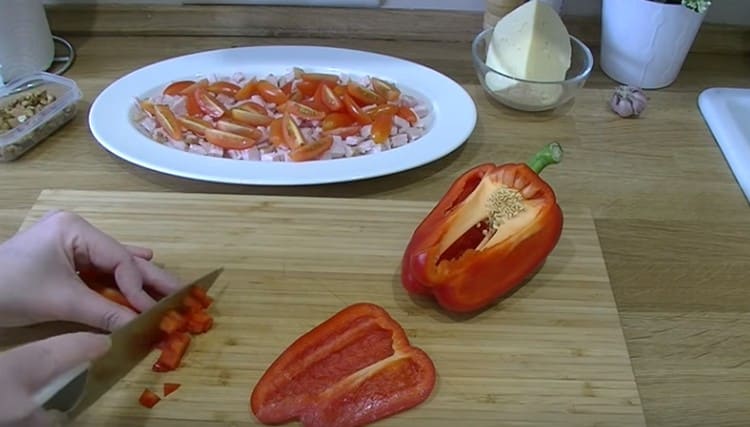 Luk paprike narežite na malu kocku.
