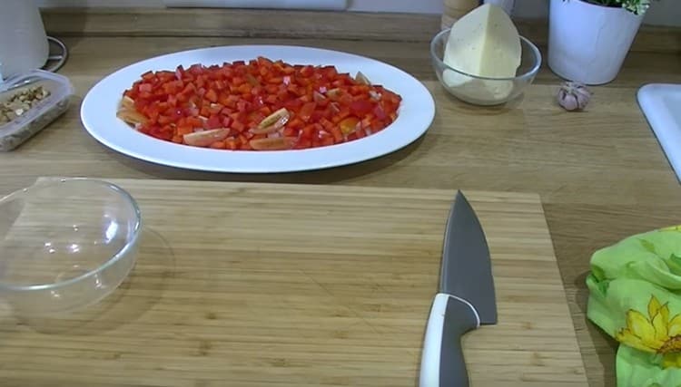 Pospite slojem rajčice slojem papra.