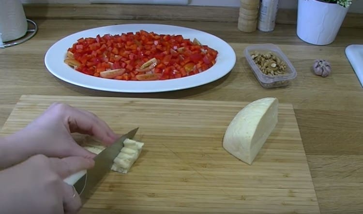 Couper le fromage en dés.