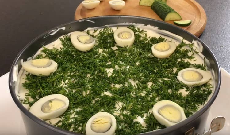 Decorate the salad with half-boiled quail eggs.