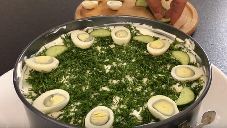 To decorate the dish, you can also use half circles of cucumber.