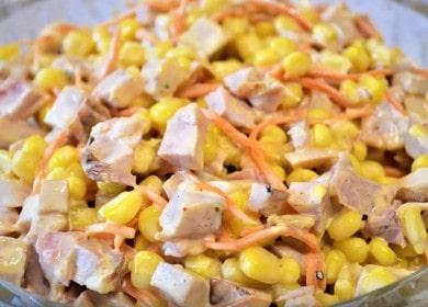 Salade de cuisine avec du poulet fumé et du maïs selon une recette étape par étape avec une photo!