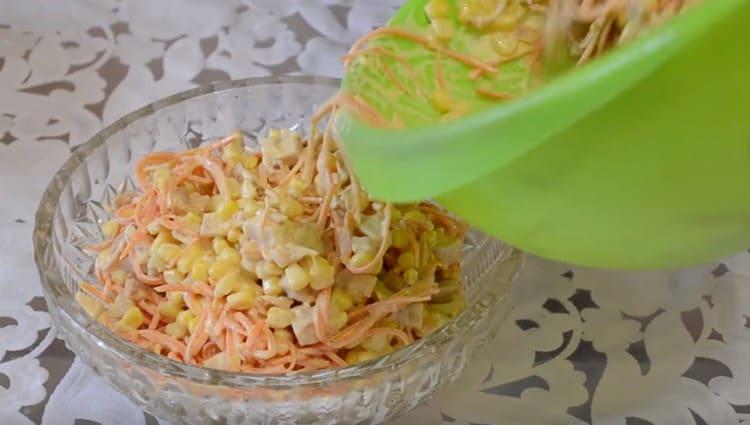 La ensalada ahumada de pollo y maíz se prepara rápidamente, pero incluso es adecuada para servir en la mesa festiva.