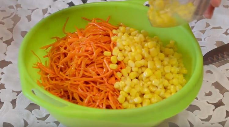 Agregue maíz a nuestra ensalada.