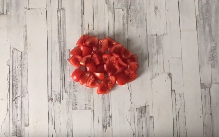 Mesni dio rajčice narežite na kriške.