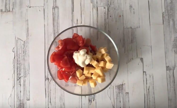 Kombinirajte sve nasjeckane sastojke u zdjeli i dodajte im majonezu.