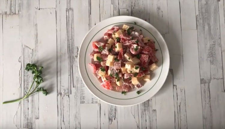 Vous pouvez décorer la salade avec du poulet fumé et des tomates au persil.