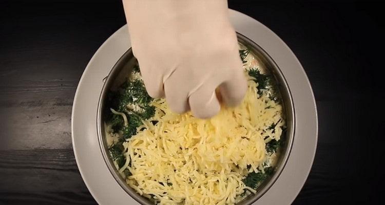 Saupoudrer d'aneth sur le dessus de la salade et ensuite du fromage râpé.