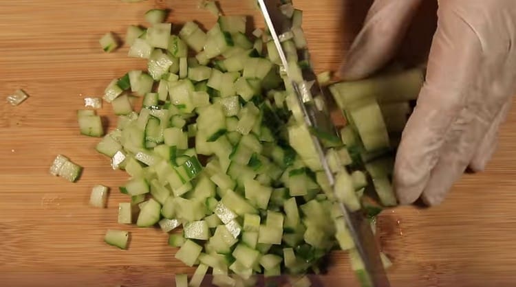 Coupez un petit cube de concombre frais.