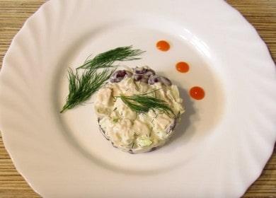 Délicieuse salade au poulet fumé et aux haricots: une recette étape par étape avec des photos et des vidéos!