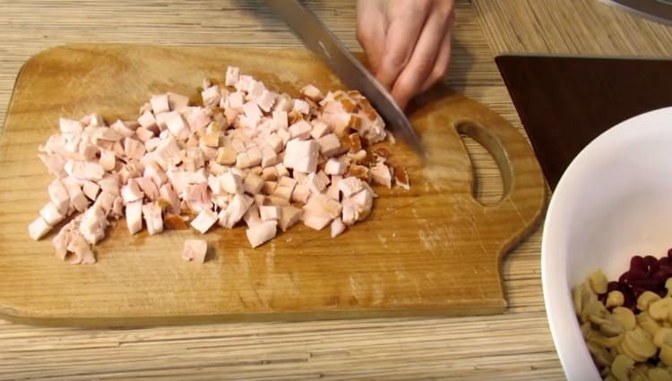 Corte en dados el filete de pollo ahumado y cambie a los ingredientes ya preparados.
