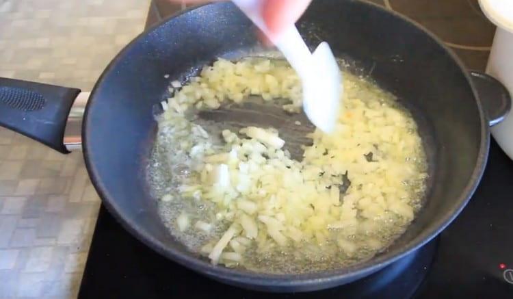 To prepare the frying, first fry the onions until transparent.