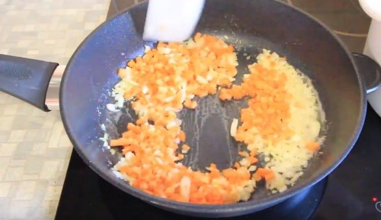 Agrega las zanahorias a la cebolla y prepara la fritura.