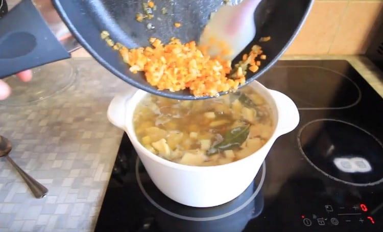 À la fin de la cuisson, placez le rôti dans la soupe et éteignez-le au bout de 5 minutes.
