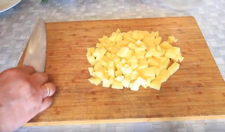 Nous avons coupé les pommes de terre en petits dés.