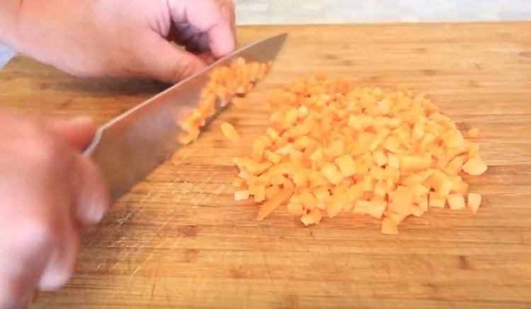 Cut the carrot into a small cube.