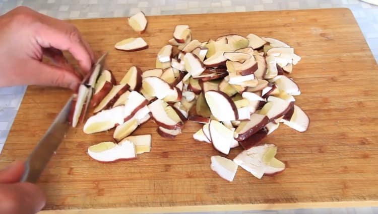 Couper les chapeaux de champignons avec des tranches.