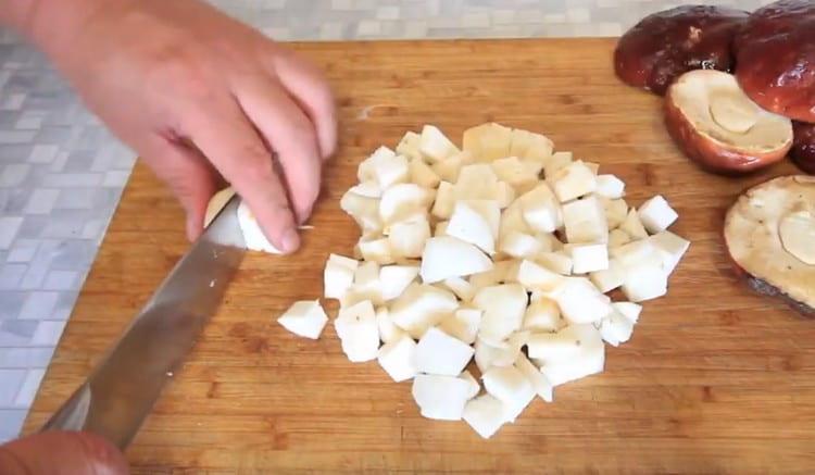 Cortar en trozos pequeños las patas de los champiñones porcini.