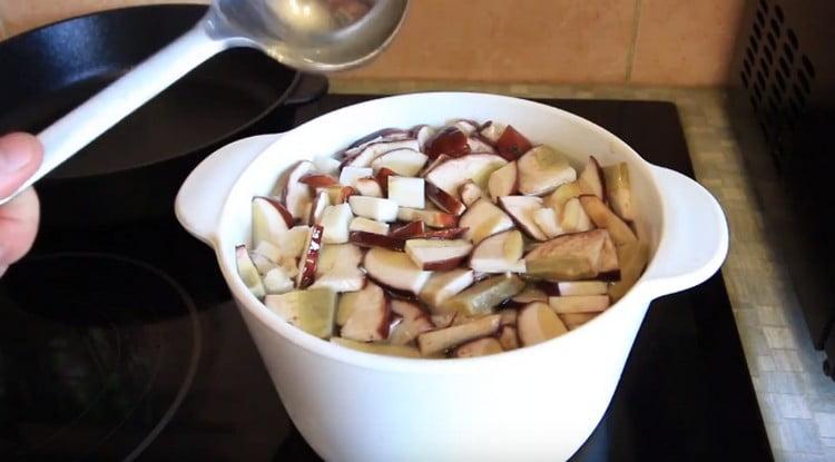 Verser les champignons avec de l'eau dans une casserole et mettre à ébullition.