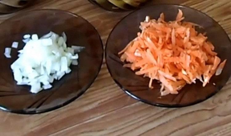 Moler las cebollas, tres zanahorias en un rallador.
