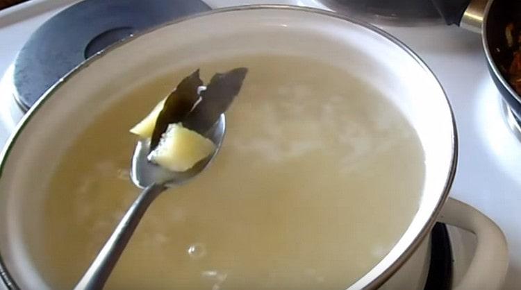 Cuire le bouillon jusqu'à ce que les pommes de terre soient prêtes.