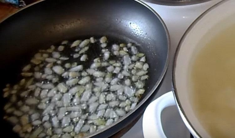 In a pan with vegetable oil, fry chopped onions.