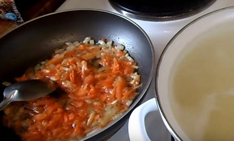 Voeg wortels toe aan de ui in de pan en laat het frituren nog een paar minuten sudderen.