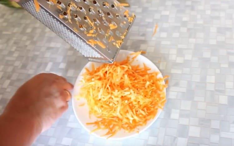 Rub carrots on a coarse grater.