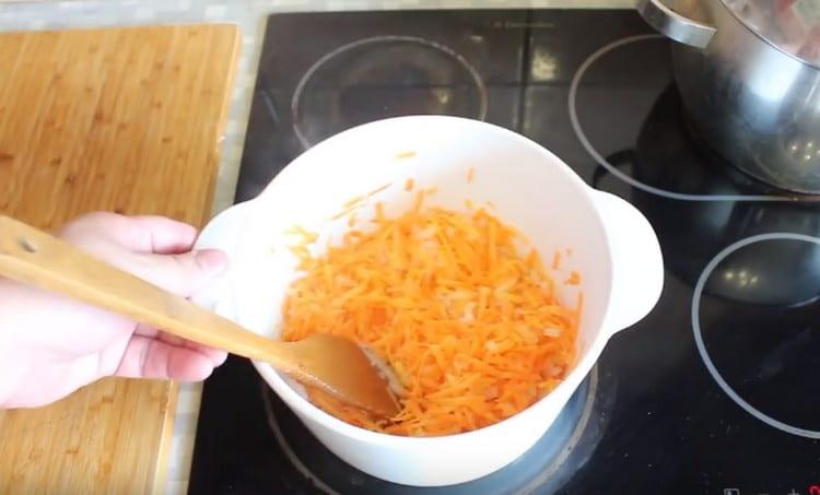 Ajouter les carottes à l'oignon, laisser mijoter pendant quelques minutes.