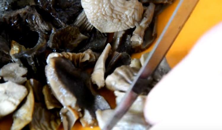 Couper les champignons en petits morceaux.