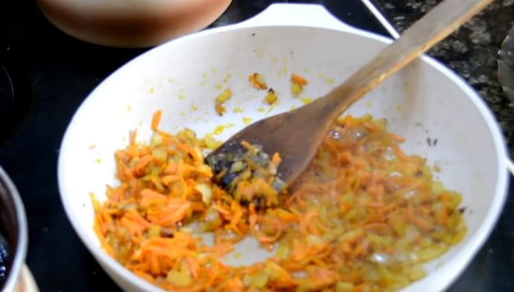 Cocinar la cebolla y la zanahoria.