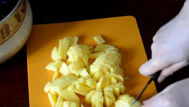 Cut the potatoes into small slices.