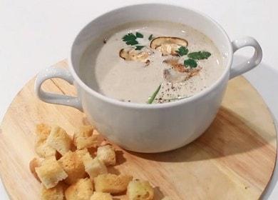 Preparamos sopa de champiñones fragante con champiñones y crema de acuerdo con una receta paso a paso con una foto.