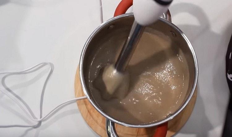 Nous interrompons la soupe finie avec un mélangeur submersible à la consistance d'un smoothie.