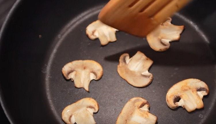 Para decorar tal sopa, se pueden freír rodajas finas de champiñones en una sartén seca.