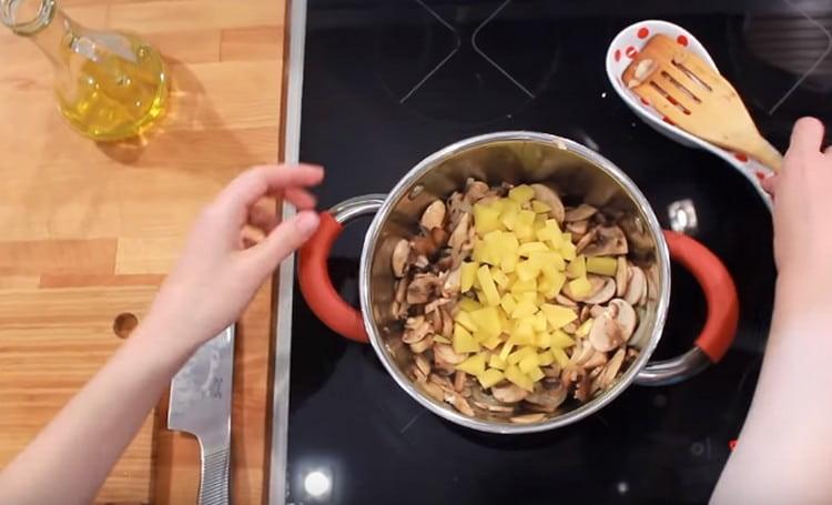 Agregue las papas en rodajas a los próximos ingredientes.