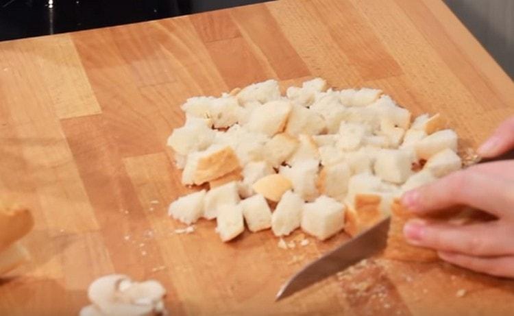 Cortar en dados la baguette para hacer galletas.