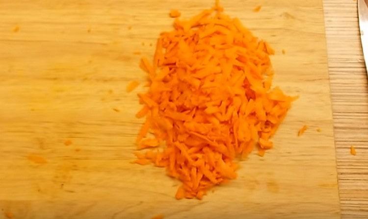 On a coarse grater, three carrots.
