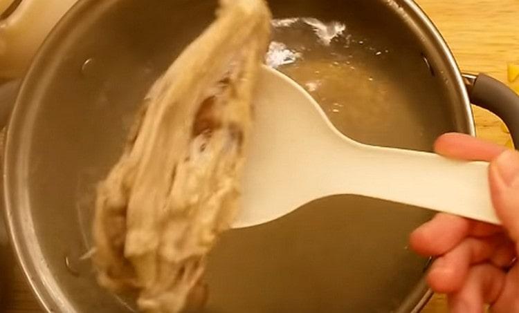 We take out the bone from the finished broth, and return the pan to the stove.