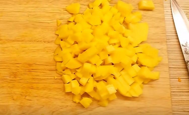 Cut the potatoes into small pieces.