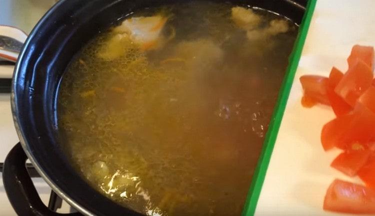 Pon la fritura y el tomate en la sopa.