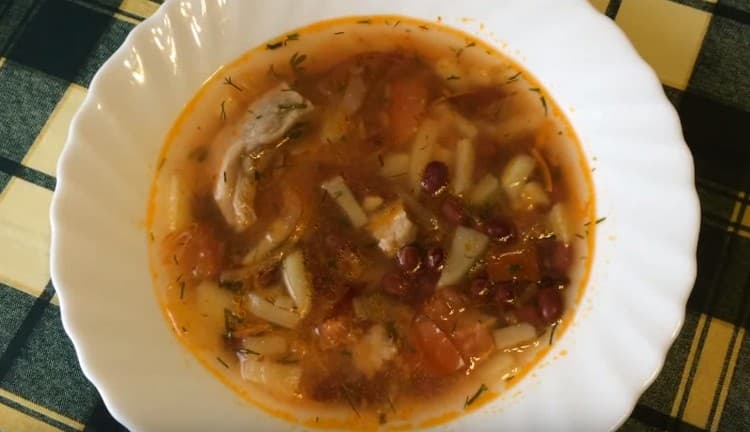 Une telle soupe avec des haricots en conserve est savoureuse et satisfaisante.