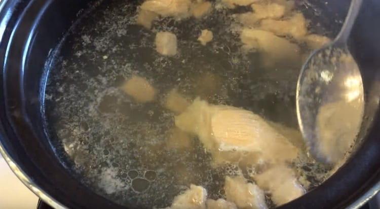 Après ébullition, assurez-vous de retirer la mousse du bouillon.