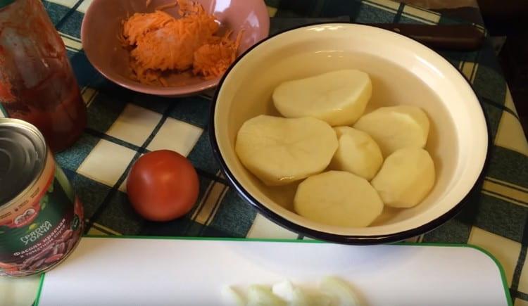 Peel potatoes, grate carrots, grind onions.