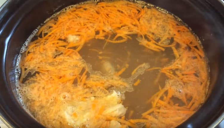Agregue zanahorias ralladas a la sopa.