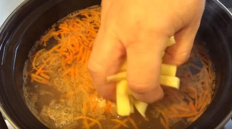 Ajoutez des pommes de terre à la soupe.