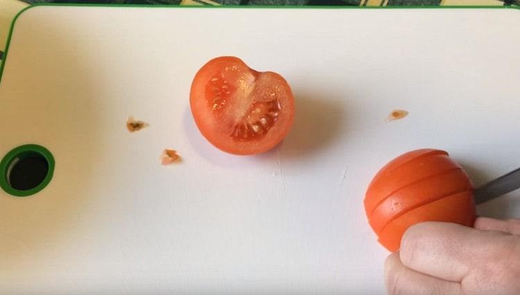 Couper la tomate en petits cubes.