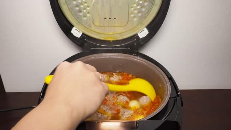 La deliciosa sopa de albóndigas cocinada en una olla de cocción lenta está lista